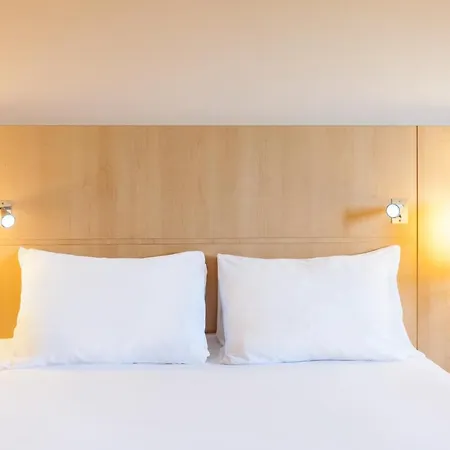 מלון Ibis Plaza Glories 22@ 2*